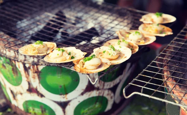 Ostras o parrilla de mariscos en el mercado callejero asiático — Foto de Stock