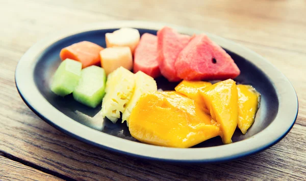 Prato de frutas suculentas frescas no restaurante asiático — Fotografia de Stock