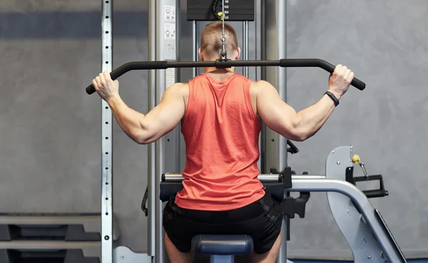 Man buigen op kabel machine fitnessruimte spieren — Stockfoto