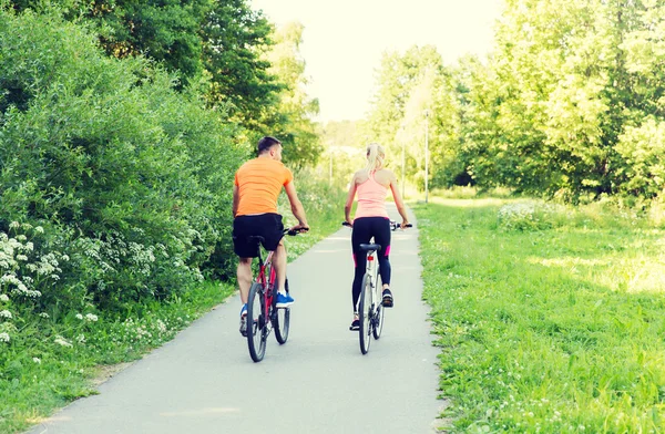 Glückliches Paar beim Fahrradfahren im Freien — Stockfoto