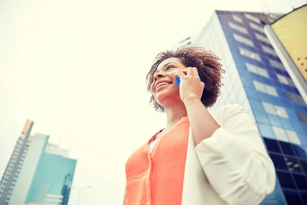 Feliz mujer de negocios africana llamando en smartphone — Foto de Stock