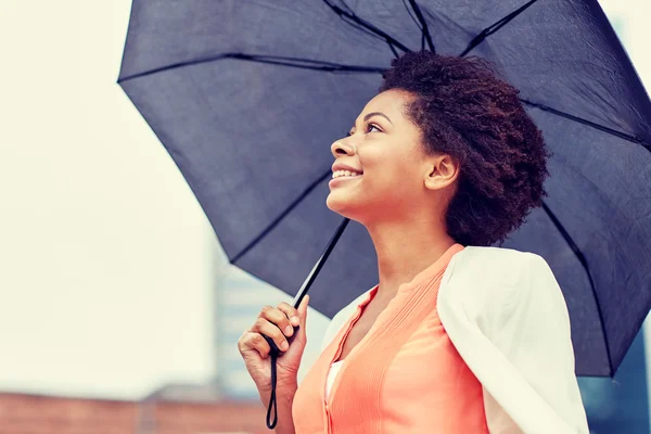 Şemsiye ile mutlu Afro-Amerikan işkadını — Stok fotoğraf