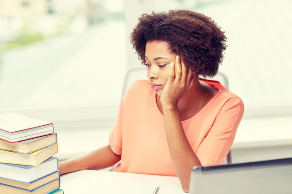 Verveeld Afrikaanse Amerikaanse vrouw huiswerk thuis — Stockfoto