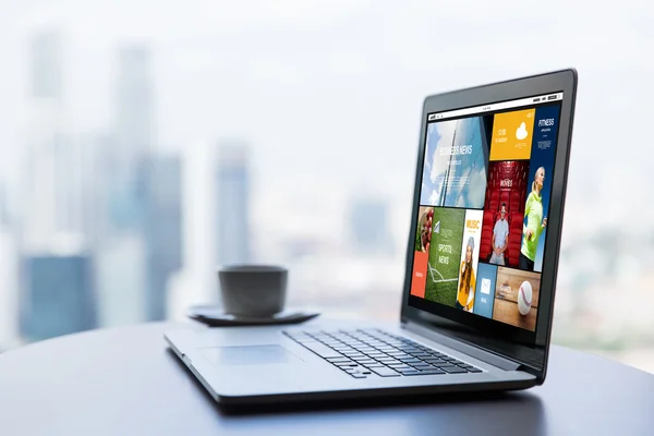 Close-up de laptop e xícara de café na mesa de escritório — Fotografia de Stock