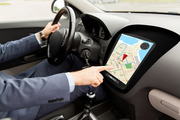 Gps navigator harita ile araba adam yakın çekim — Stok fotoğraf