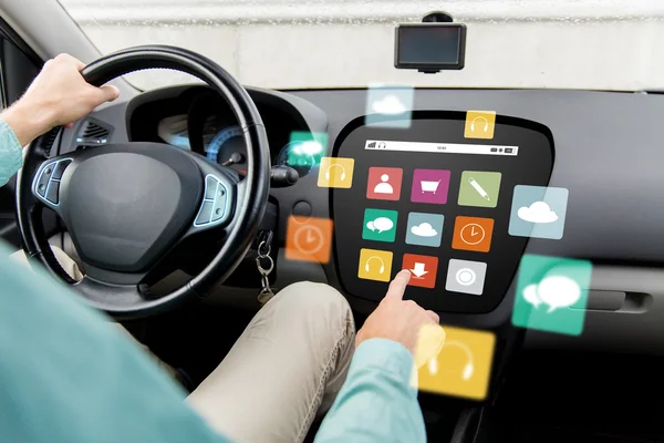 Homme voiture de conduite avec des icônes de menu sur l'ordinateur de bord — Photo