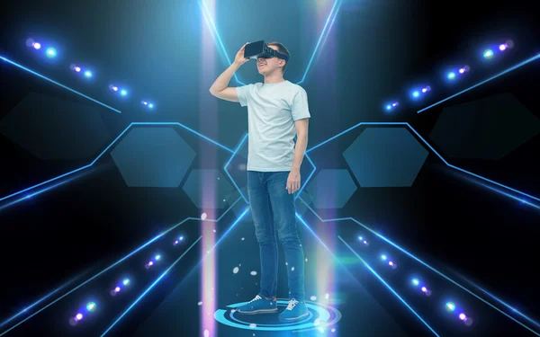 Homem feliz no fone de ouvido realidade virtual ou óculos 3d — Fotografia de Stock