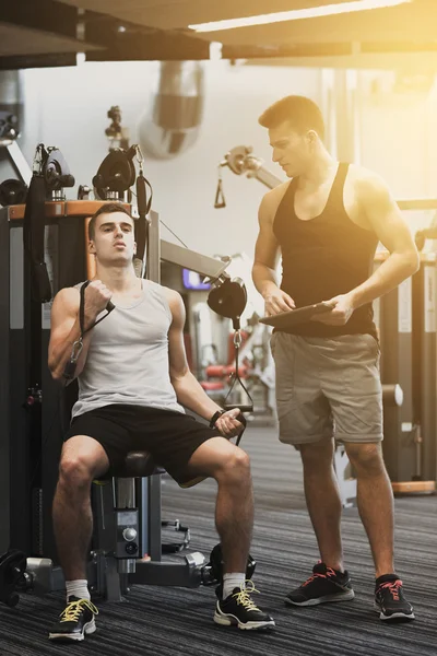 Homme exerçant sur la machine de gymnase — Photo