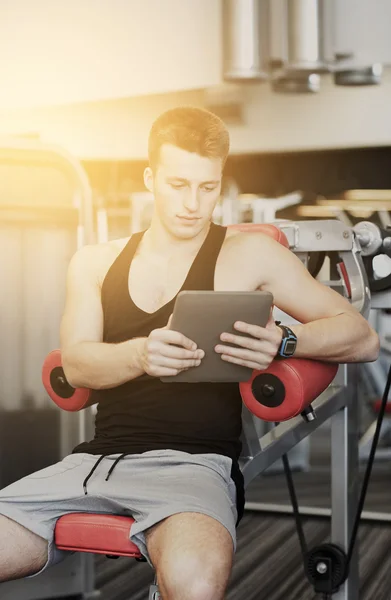 Ung mann med nettbrett Pc datamaskin i gym – stockfoto