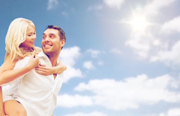 Glückliches Paar hat Spaß über blauem Himmel Hintergrund — Stockfoto