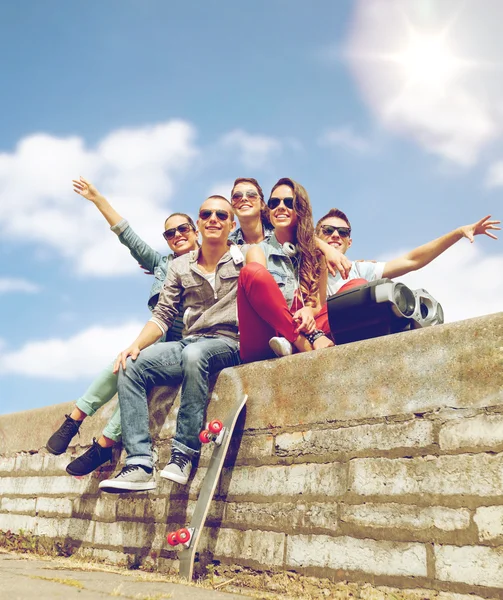 Groep van lachende tieners opknoping uit — Stockfoto