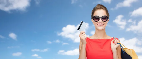 Woman with shopping bags and credit card over sky — Φωτογραφία Αρχείου