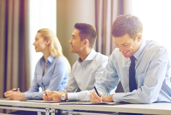 Gruppo di imprenditori sorridenti che si incontrano in ufficio — Foto Stock