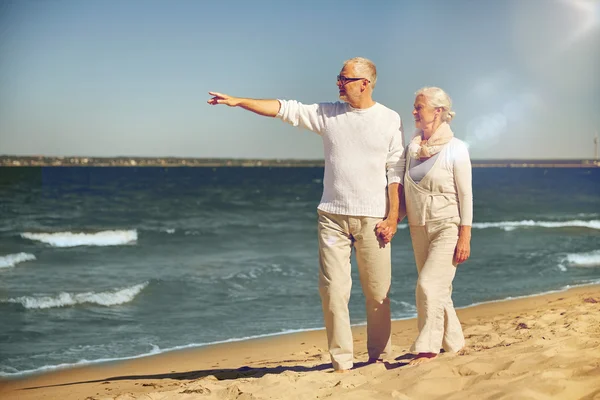 Heureux couple aîné sur la plage d'été — Photo