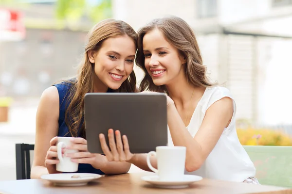 Unga kvinnor med TabletPC och kaffe på café — Stockfoto