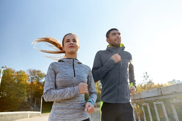 Pareja feliz corriendo al aire libre — Foto de Stock