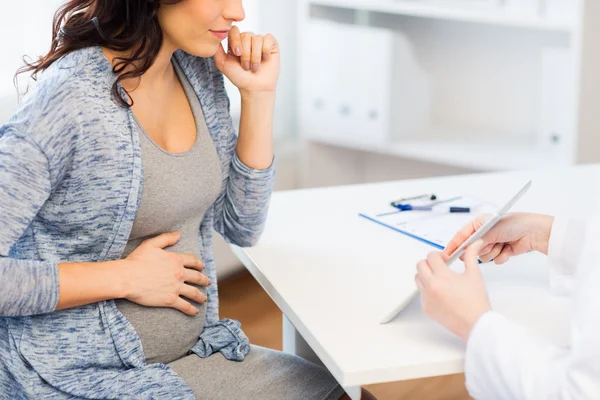 Gros plan du médecin avec le comprimé et la femme enceinte — Photo