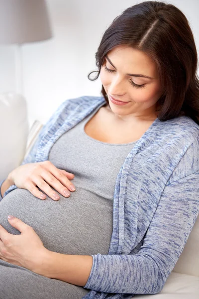 Glücklich schwangere Frau zu Hause auf Sofa liegend — Stockfoto