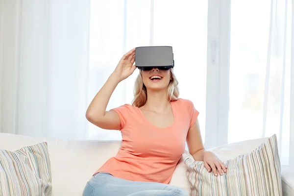 Frau in Virtual-Reality-Headset oder 3D-Brille — Stockfoto