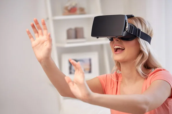 Mulher em óculos de realidade virtual ou 3D — Fotografia de Stock