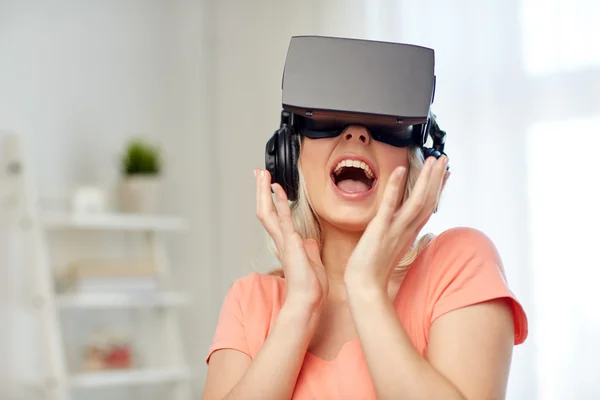 Mulher em óculos de realidade virtual ou 3D — Fotografia de Stock