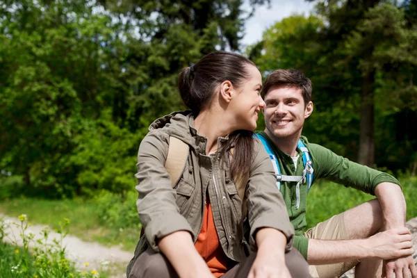 Lächelndes Paar mit Rucksäcken in der Natur — Stockfoto
