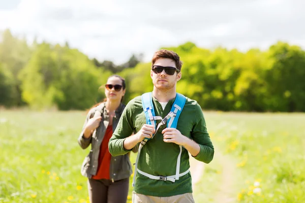 Couple avec sacs à dos randonnée en plein air — Photo