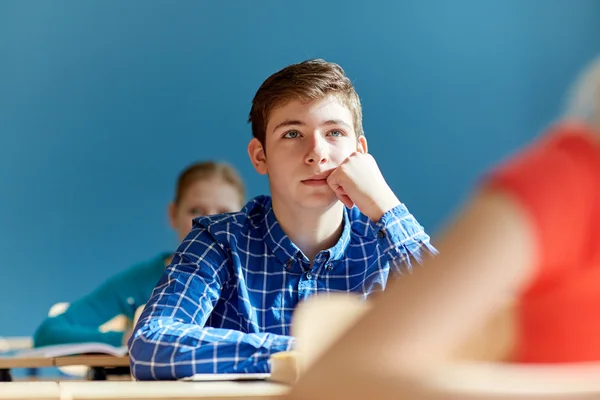 Groupe d'élèves avec des cahiers à la leçon scolaire — Photo