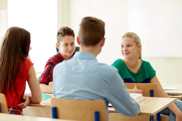 Schülergruppe mit Notizbüchern in der Schulstunde — Stockfoto