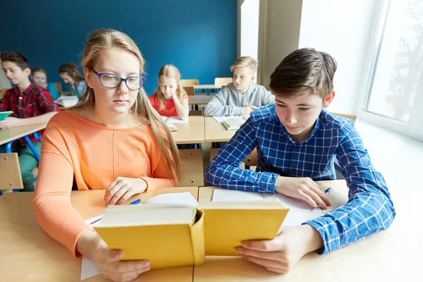 学生が学校の授業で本を読んで — ストック写真