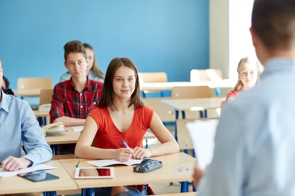 Groupe d'étudiants et d'enseignants avec des documents ou des tests — Photo