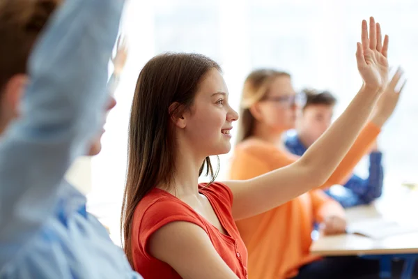 Schülergruppe mit Notizbüchern in der Schulstunde — Stockfoto