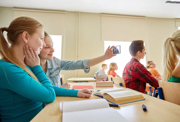 Student meisjes nemen smartphone selfie op school — Stockfoto
