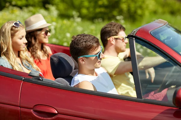 Amigos felices conduciendo en coche cabriolet — Foto de Stock