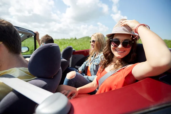 Happy vrienden rijden in auto met cabriolet — Stockfoto