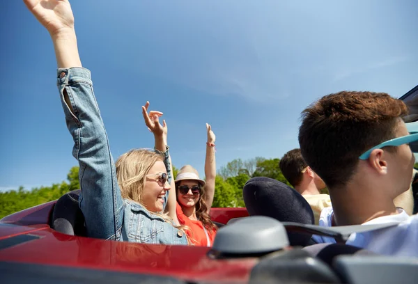 Amigos felices conduciendo en coche cabriolet en el país — Foto de Stock