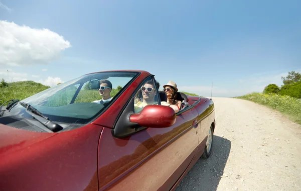 Щасливі друзі, що керують автомобілем у кабріолеті — стокове фото