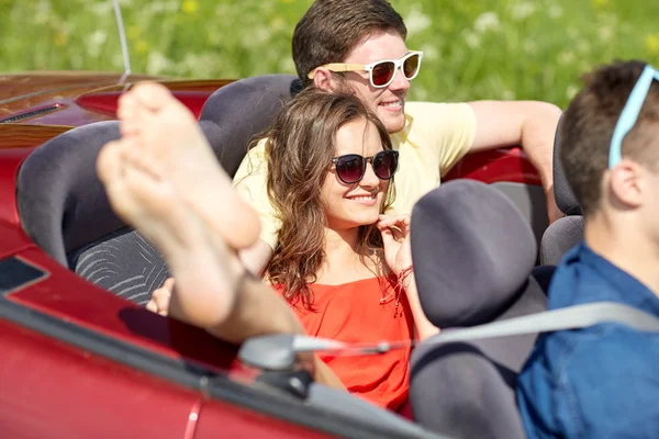 Amis heureux conduisant en voiture cabriolet à l'extérieur — Photo