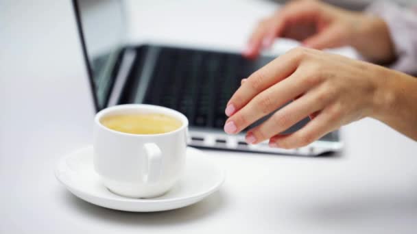 Businesswoman with laptop and coffee at office — Stock Video