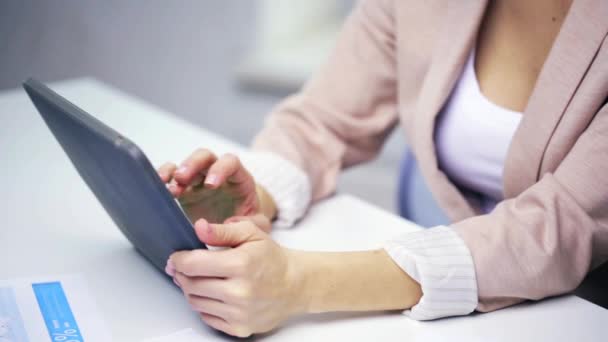 Manos de mujer de negocios con la tableta PC — Vídeos de Stock