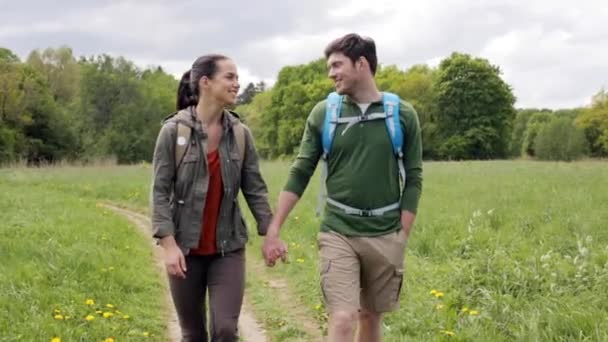 Casal feliz com mochilas caminhadas ao ar livre — Vídeo de Stock
