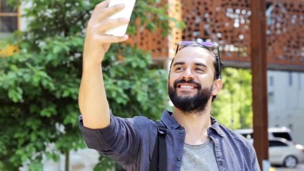 Man tar video eller selfie av smartphone i staden — Stockvideo