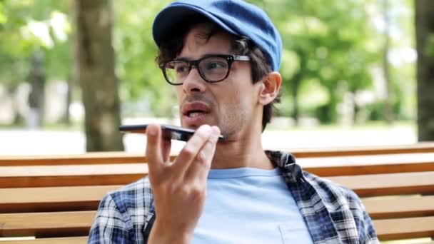 Hombre con teléfono inteligente llamando en la calle de la ciudad — Vídeos de Stock