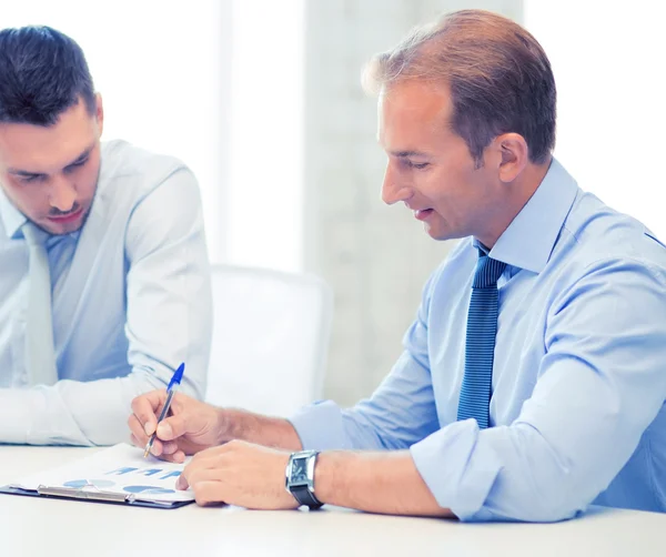 Empresarios con cuaderno sobre reunión — Foto de Stock