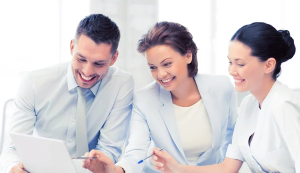 Business team in discussione in ufficio — Foto Stock