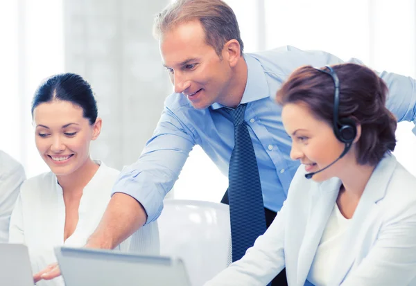 Gruppe von Menschen, die im Callcenter arbeiten — Stockfoto