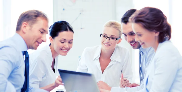 Geschäftsteam trifft sich im Büro — Stockfoto