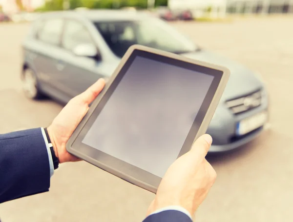 Primer plano del joven con la tableta PC y el coche — Foto de Stock