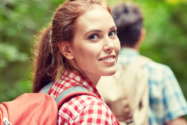 Group of smiling friends with backpacks hiking — Stock Photo, Image