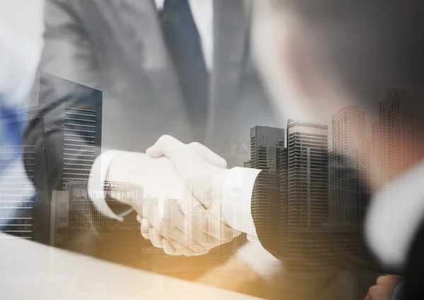 Two businessmen shaking hands in office — Stock Photo, Image